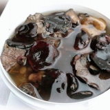 Mliječne pečurke su pocrnjele: šta učiniti, da li ih je moguće jesti, kako izbjeliti